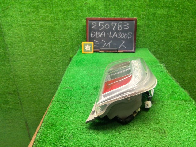 ミライース 右テールランプ DBA-LA300S 81550-B2600
