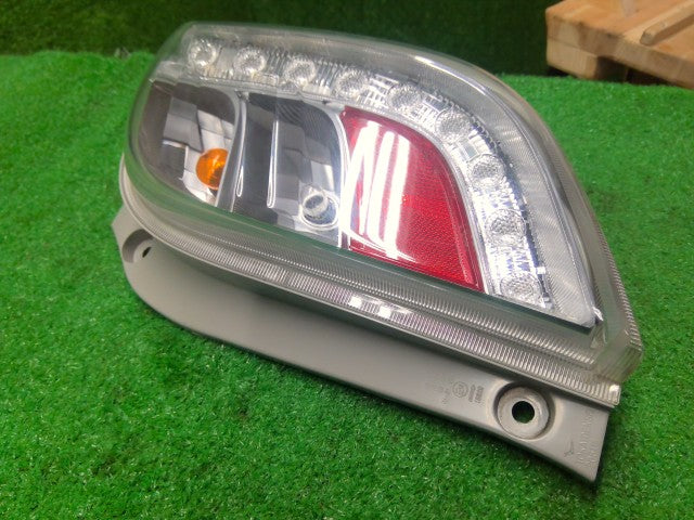 ミライース 右テールランプ DBA-LA300S 81550-B2600