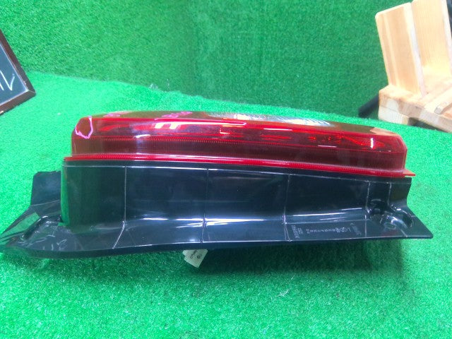 ワゴンＲスマイル 右テールランプ 5AA-MX91S 35650-84S00