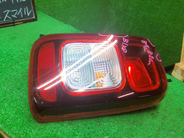 ワゴンＲスマイル 右テールランプ 5AA-MX91S 35650-84S00