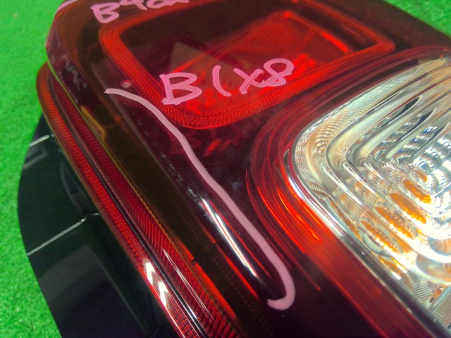 ワゴンＲスマイル 右テールランプ 5AA-MX91S 35650-84S00