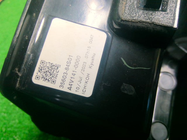 ワゴンＲスマイル 右テールランプ 5AA-MX91S 35650-84S00