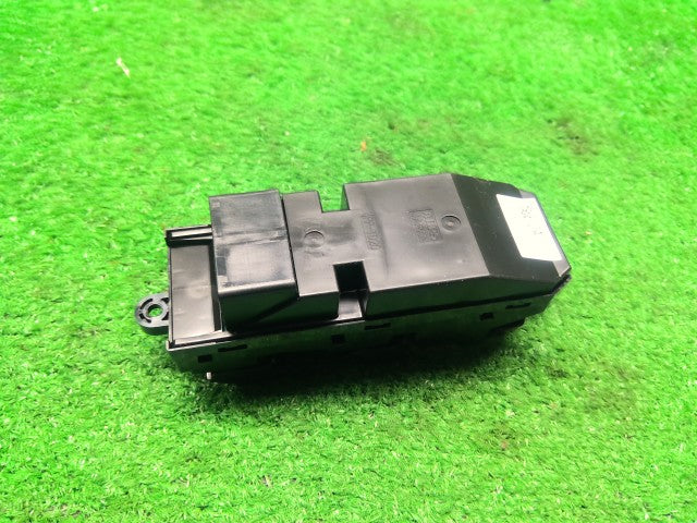 ワゴンＲスマイル パワーウインドウスイッチ 5AA-MX91S 37990-84S00