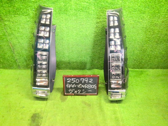 ヴォクシー テールランプ左右セット DAA-ZWR80G 81551-28560,81561-28640