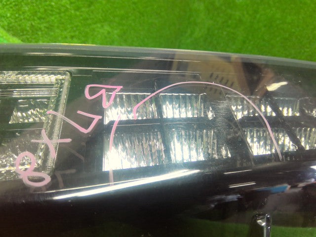 ヴォクシー テールランプ左右セット DAA-ZWR80G 81551-28560,81561-28640