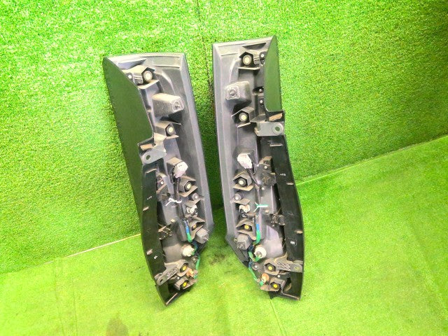 ヴォクシー テールランプ左右セット DAA-ZWR80G 81551-28560,81561-28640