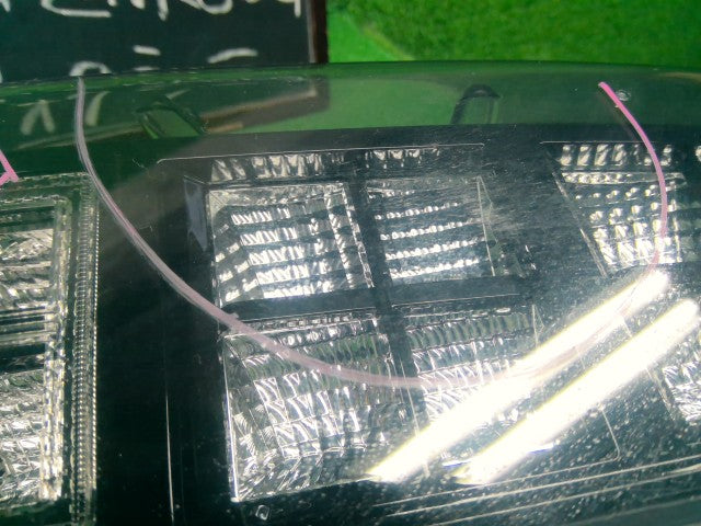 ヴォクシー テールランプ左右セット DAA-ZWR80G 81551-28560,81561-28640