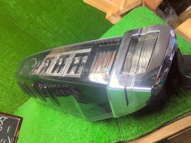 ヴォクシー テールランプ左右セット DAA-ZWR80G 81551-28560,81561-28640