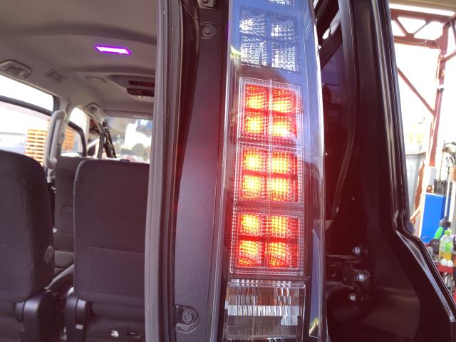 ヴォクシー テールランプ左右セット DAA-ZWR80G 81551-28560,81561-28640