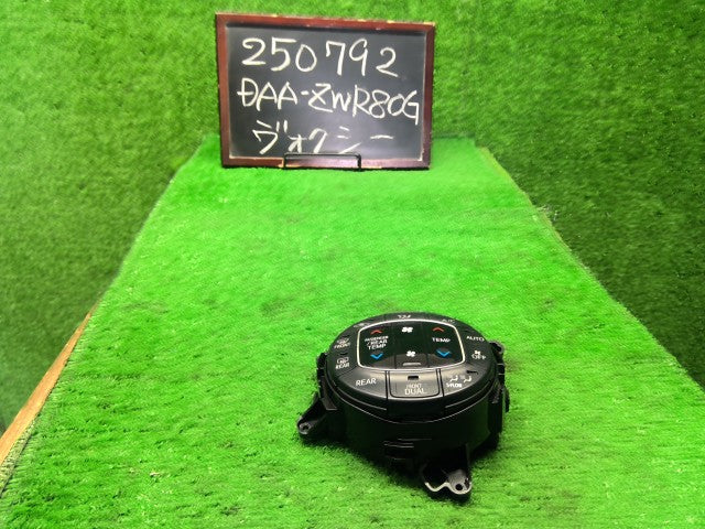 ヴォクシー Ａ／Ｃスイッチパネル DAA-ZWR80G 55930-28100