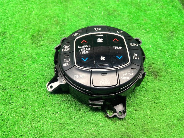 ヴォクシー Ａ／Ｃスイッチパネル DAA-ZWR80G 55930-28100