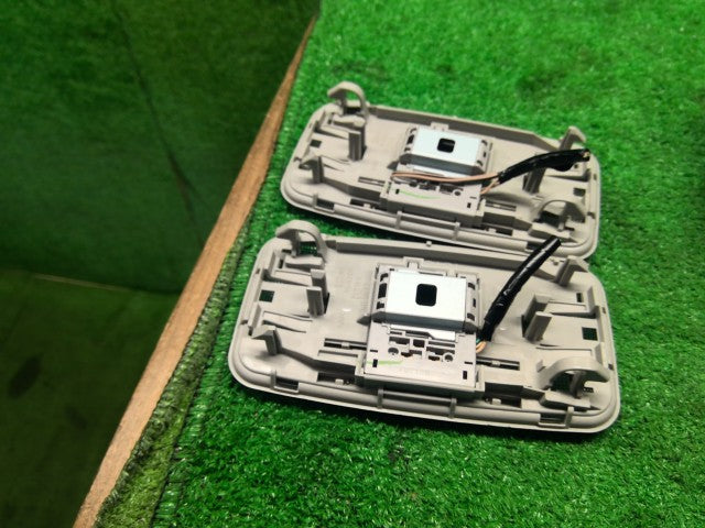 ヴォクシー ルームランプ DAA-ZWR80G 81208-28030-B0