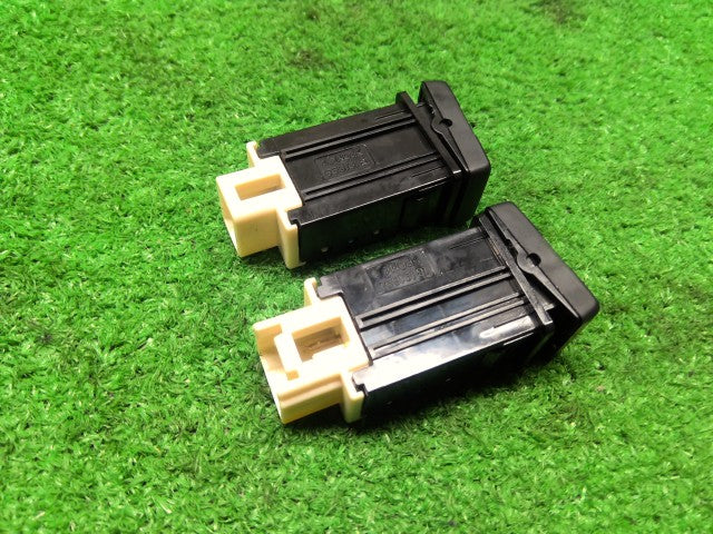 ヴォクシー スイッチ DAA-ZWR80G 84751-28040