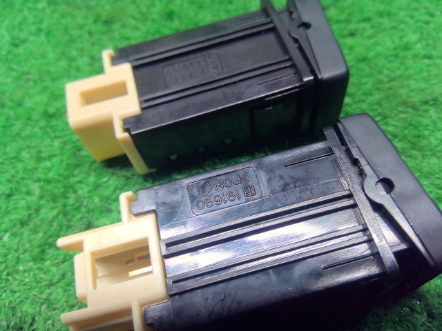 ヴォクシー スイッチ DAA-ZWR80G 84751-28040