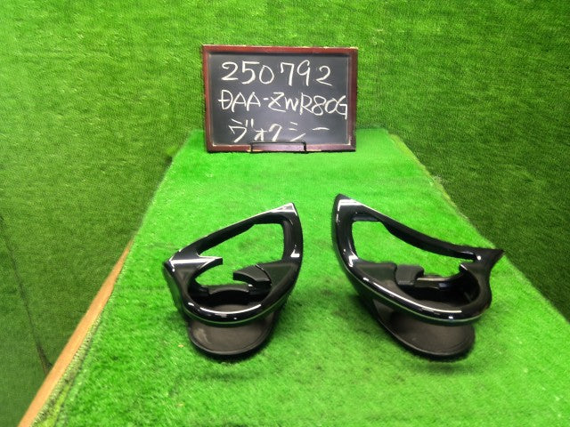ヴォクシー ドリンクホルダー DAA-ZWR80G