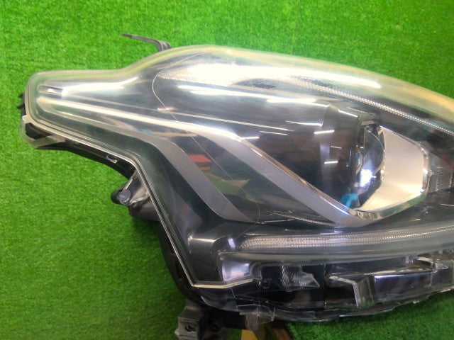 シエンタ 右ヘッドランプＡＳＳＹ DAA-NHP170G 81130-52K30