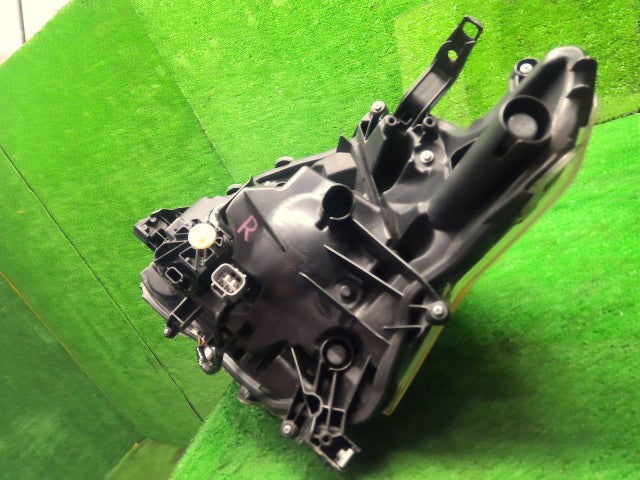 シエンタ 右ヘッドランプＡＳＳＹ DAA-NHP170G 81130-52K30