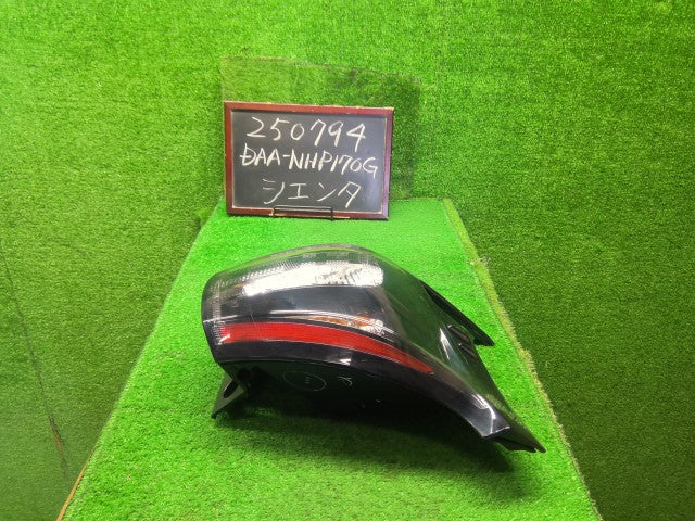 シエンタ 右テールランプ DAA-NHP170G 81551-52C90