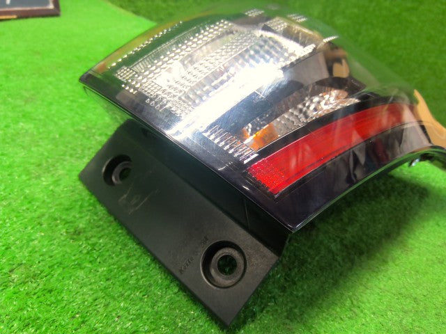 シエンタ 右テールランプ DAA-NHP170G 81551-52C90