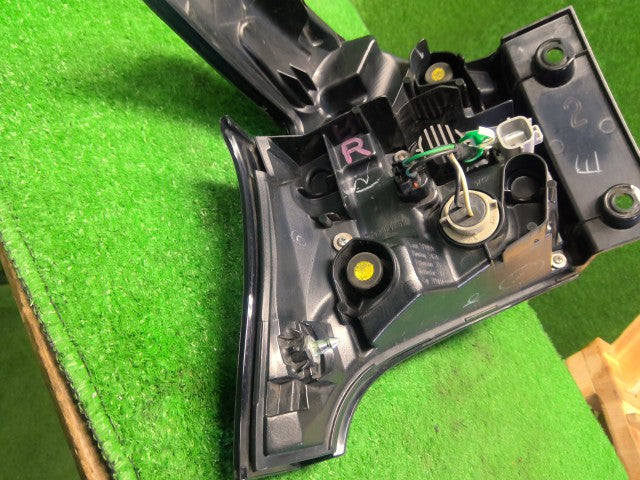 シエンタ 右テールランプ DAA-NHP170G 81551-52C90