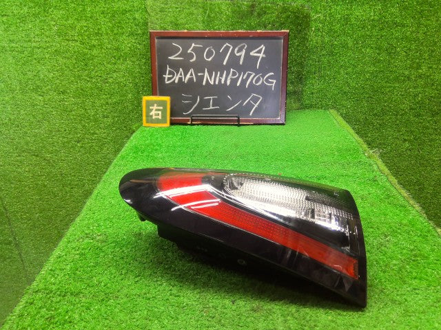 シエンタ 右テールランプ DAA-NHP170G 81581-52330