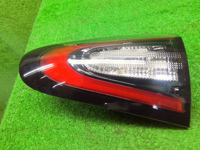 シエンタ 右テールランプ DAA-NHP170G 81581-52330