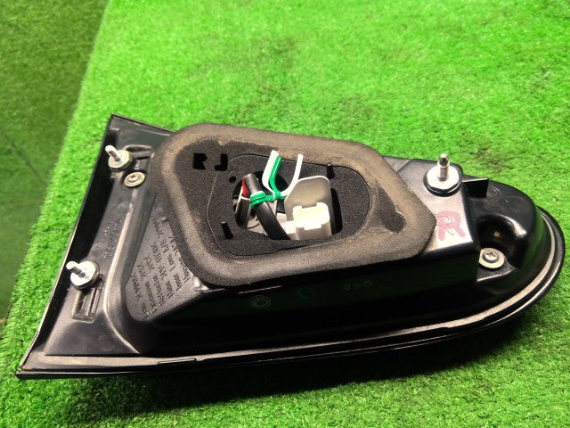 シエンタ 右テールランプ DAA-NHP170G 81581-52330