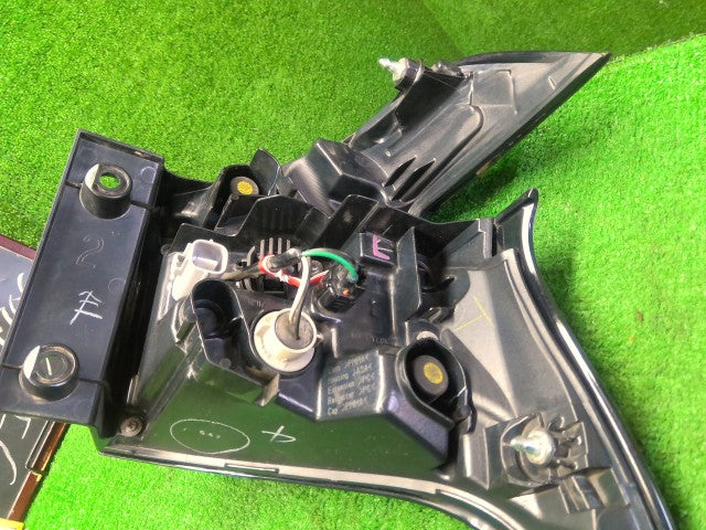 シエンタ 左テールランプ DAA-NHP170G 81561-52C90