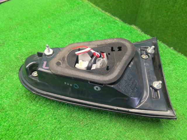 シエンタ 左テールランプ DAA-NHP170G 81591-52330