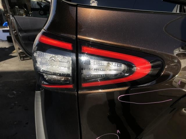 シエンタ 左テールランプ DAA-NHP170G 81591-52330