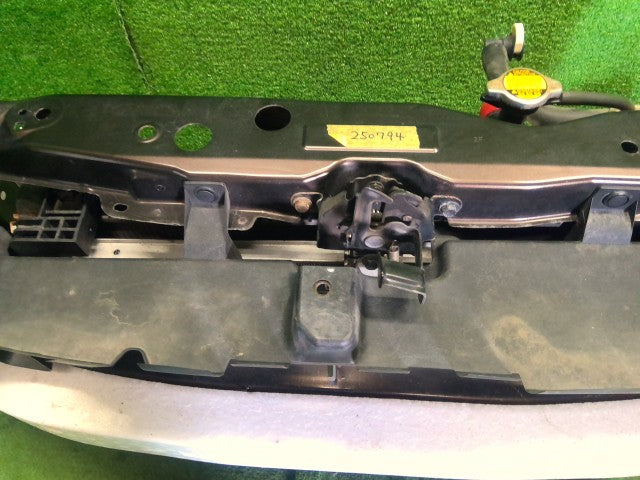 シエンタ ラジエータコアサポート DAA-NHP170G 53210-52918