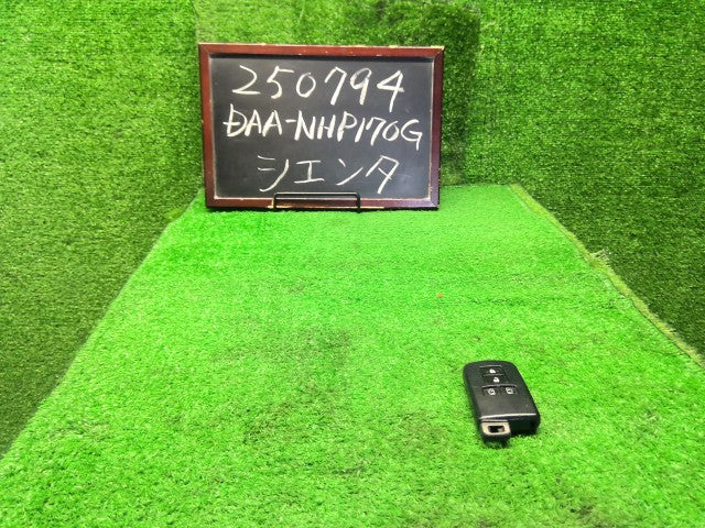 シエンタ キーレスリモコン DAA-NHP170G 89904-28561