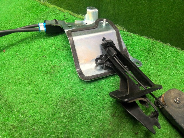 シエンタ 左パワースライドドアモーター DAA-NHP170G 85006-52061