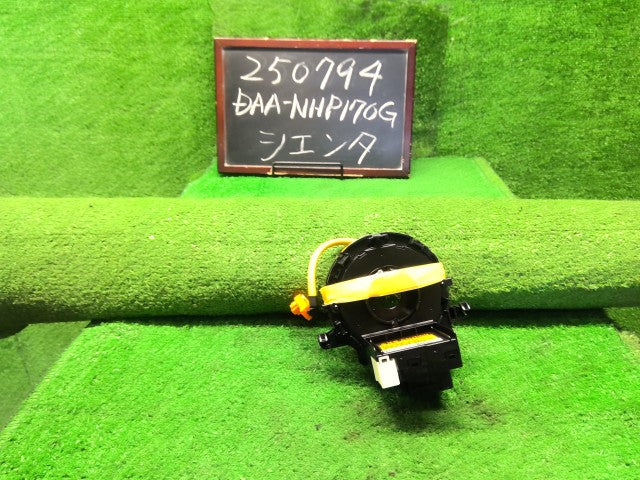 シエンタ 電装部品 DAA-NHP170G 84307-47060