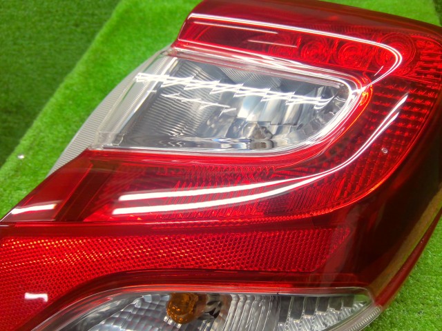 【中古】ヴィッツ DBA-KSP130 右テールランプ 81550-52B90