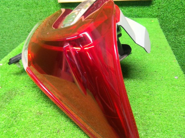 【中古】ヴィッツ DBA-KSP130 右テールランプ 81550-52B90