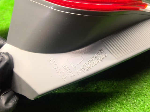 【中古】ヴィッツ DBA-KSP130 右テールランプ 81550-52B90