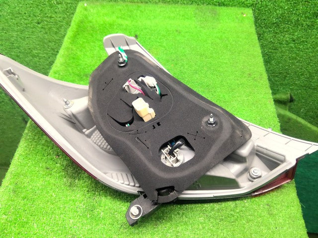 【中古】ヴィッツ DBA-KSP130 右テールランプ 81550-52B90