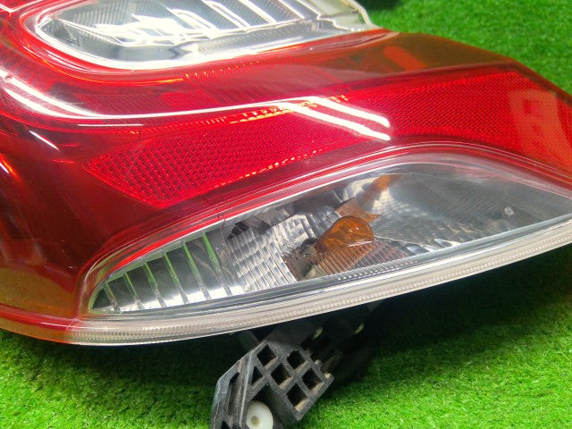 【中古】ヴィッツ DBA-KSP130 左テールランプ 81560-52B90