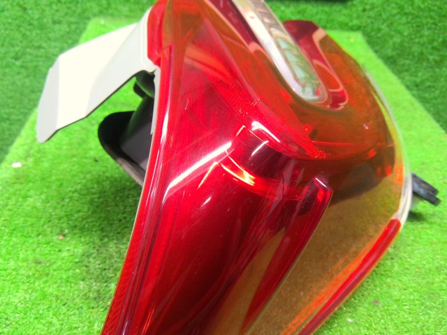 【中古】ヴィッツ DBA-KSP130 左テールランプ 81560-52B90