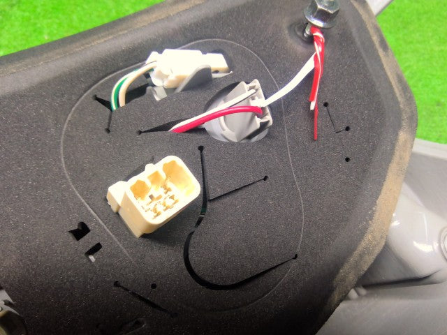 【中古】ヴィッツ DBA-KSP130 左テールランプ 81560-52B90