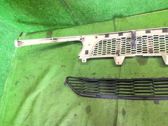 デリカスペースギア ラジエータグリル GH-PD6W 7450A171WA