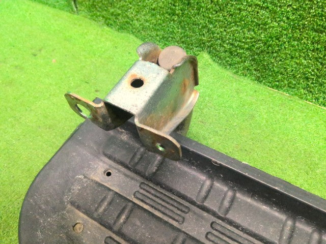 デリカスペースギア 右サイドステップ GH-PD6W MR365074