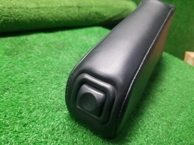 デリカスペースギア アームレスト GH-PD6W MR654296
