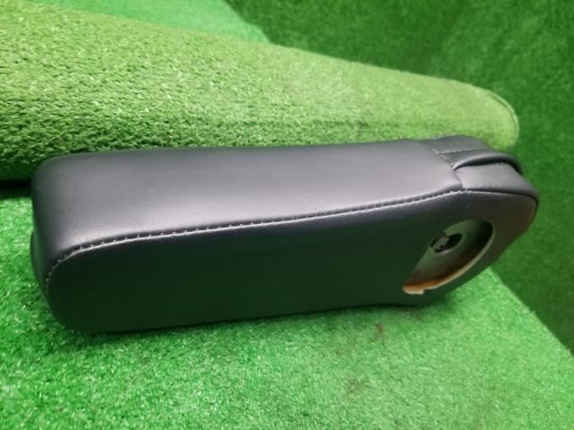 デリカスペースギア アームレスト GH-PD6W MR654296