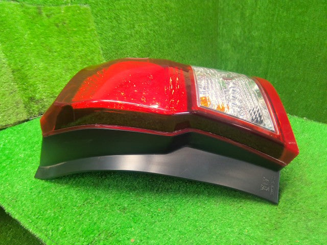 カローラフィールダー 右テールランプ DBA-NZE164G 81551-13740