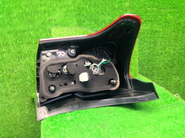 カローラフィールダー 右テールランプ DBA-NZE164G 81551-13740