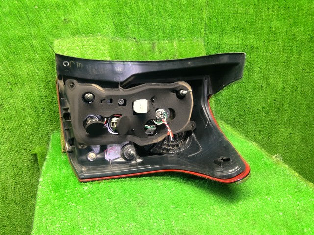 カローラフィールダー 左テールランプ DBA-NZE164G 81561-13740
