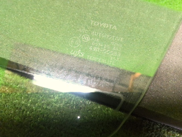 ヴィッツ 左Ｆドアガラス DBA-NSP130 68120-52370