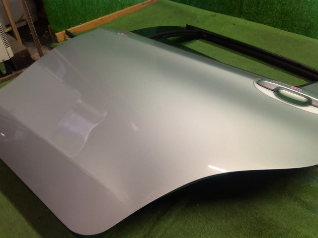 ヴィッツ 左ＲドアＡＳＳＹ DBA-NSP130 67004-52440